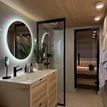 בית נופש With Sauna, Fireplace And Free Parking In The Heart Of