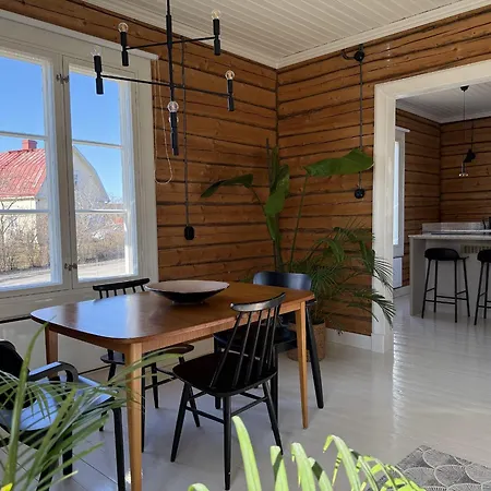 With Sauna, Fireplace And Free Parking In The Heart Of *